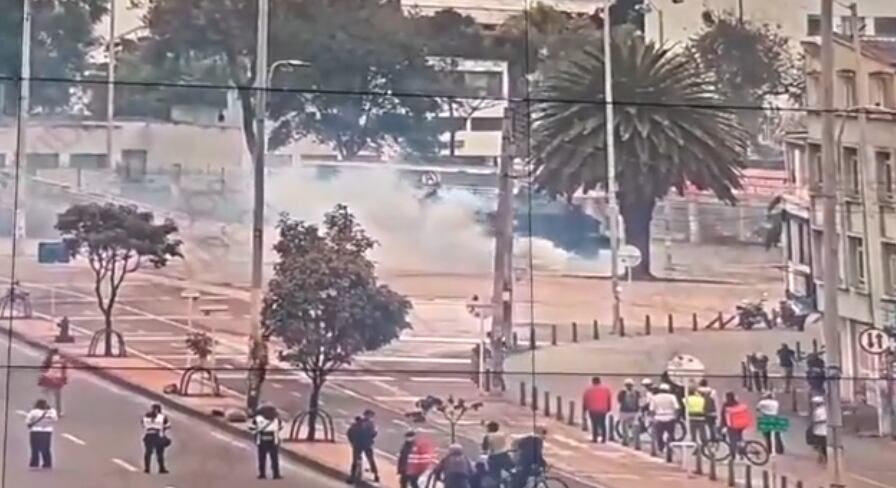 Enfrentamientos entre encapuchados y Undmo generan caos en la Universidad Nacional de Bogotá - crédito X