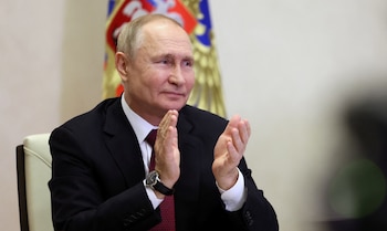 Vladimir Putin aplaude desde su