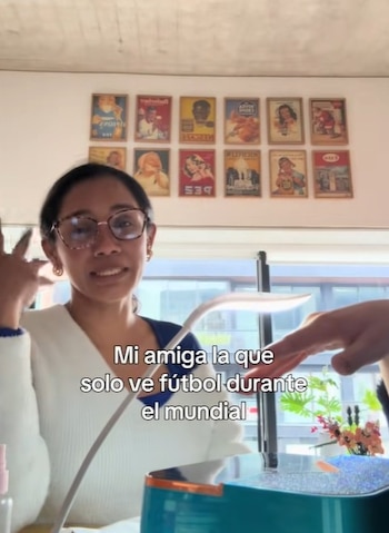 Durante la jornada del primer juego de la Tricolor en México, la manicurista siguió imágenes antiguas, celebró como si fueran en vivo y acabó convertida en la protagonista inesperada del día - crédito @isabelariverav/tiktok