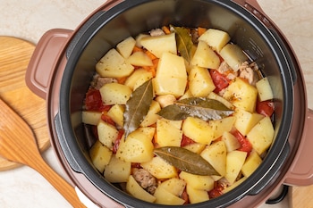 Guiso de patatas casero. (Adobe