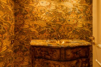 Un toilette entelado y grifería