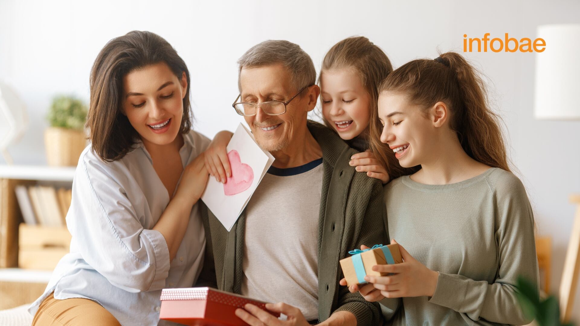 Los abuelos también representan una gran figura paterna y este Día del Padre es ideal para darle cariño