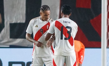 Paolo Guerrero recibiendo la cinta