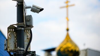 Una cámara de vigilancia instalada