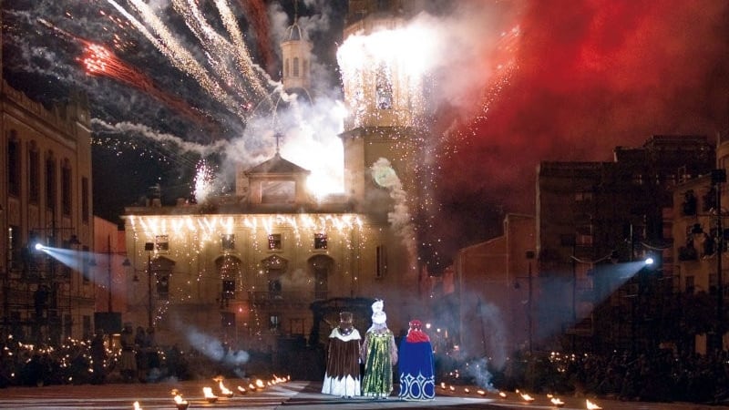 La cabalgata de Reyes de Alcoy, la más antigua de España: “Es muy tradicional y el complemento perfecto para que los niños todavía entiendan ese tipo de magia”