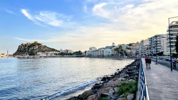 El paseo marítimo de las 35 playas: recorre un pueblo pesquero con un castillo centenario y tiene una de las mejores vistas del Mediterráneo