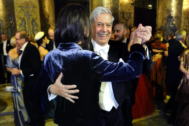 FOTO DE ARCHIVO-El premio nobel de Literatura peruano Mario Vargas Llosa baila con una de sus nietas en el Salón Dorado del Ayuntamiento de Estocolmo. 10 de diciembre de 2010. El baile cierra tradicionalmente el banquete de los Nobel. REUTERS/Henrik Montgomery/Scanpix Suecia. ESTA IMAGEN HA SIDO SUMINISTRADA POR TERCEROS. SE DISTRIBUYE, TAL Y COMO LA RECIBIÓ REUTERS, COMO UN SERVICIO A LOS CLIENTES.