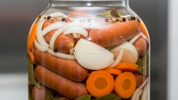Cómo preparar Utopenec: las salchichas en escabeche checas ideales para ver el partido México vs. Chequia