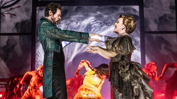 Adam Godley como "El Narrador"