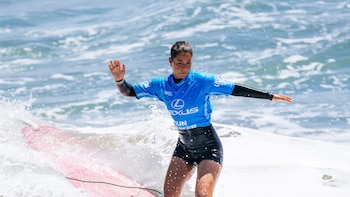 La surfista Lía Díaz conmemora la independencia de Costa Rica con un traje de campesina sobre la tabla