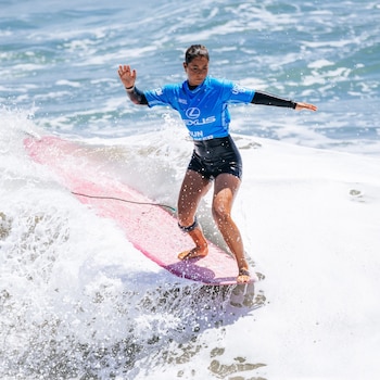 La surfista de Playa Negra se filmó con una enagua blanca, azul y roja sobre su tabla y bailó música típica al regresar a la orilla.