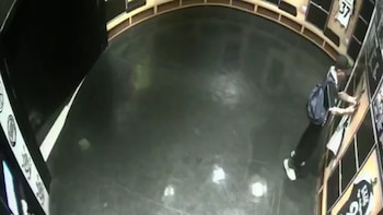 Insólito robo en Corinthians: un hincha se llevó una camiseta histórica de la sede del club y no sabía que lo estaban filmando