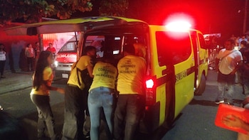 Un joven motociclista resultó con múltiples fracturas tras impactar contra un vehículo sedán en la Avenida Paleca, en Ciudad Delgado. (Foto: Comandos de Salvamento)