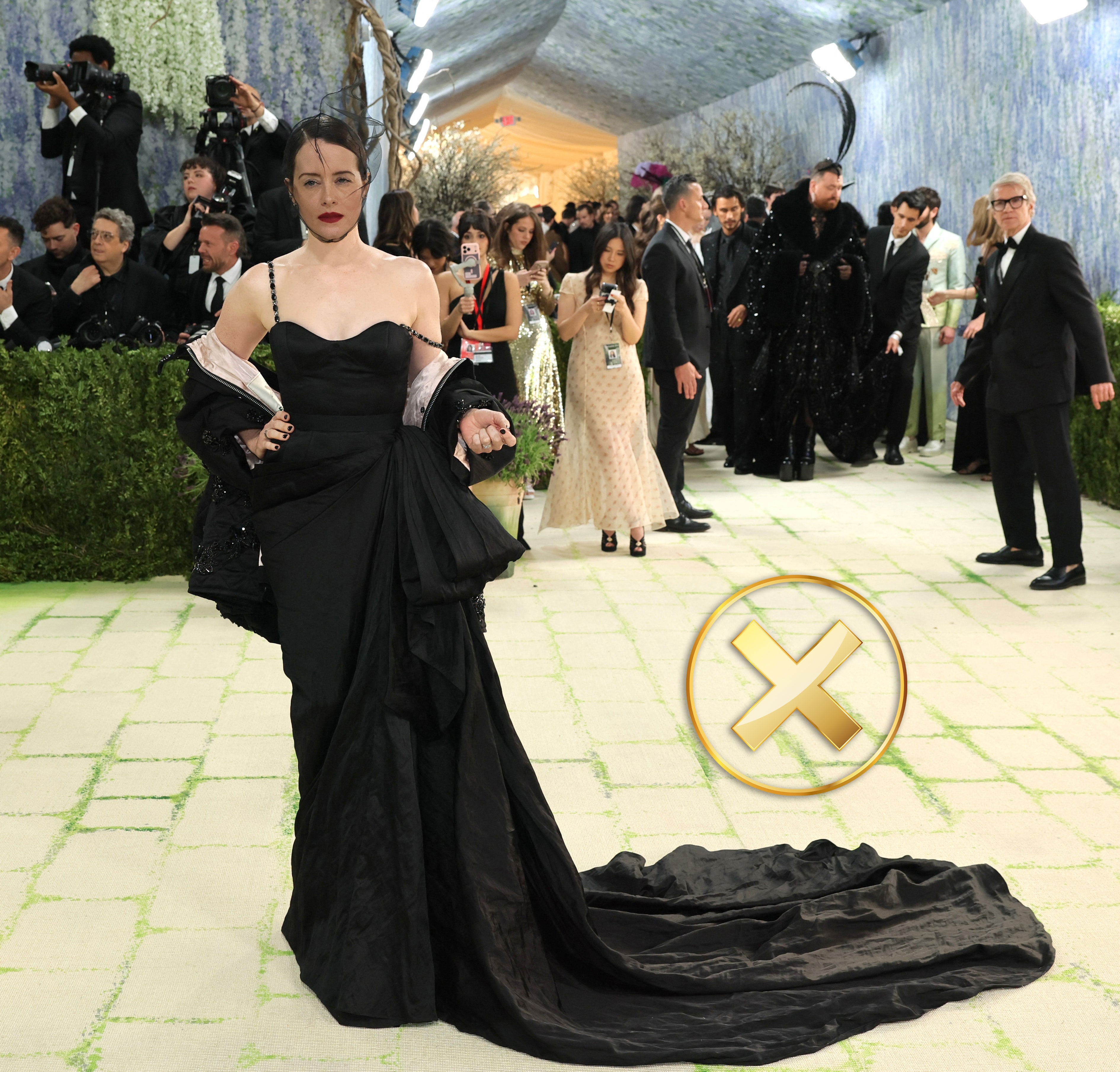 Claire Foy sumó un velo oscuro a su look negro, apostando al dramatismo, aunque sin lograr una presencia artística definida