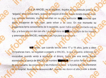 Perto está um documento escrito em espanhol com texto impresso, mostrando as denúncias das vítimas. Partes do texto estão desfocadas devido a marcas d'água