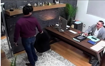 Un hombre se golpea la frente contra un mueble al acomodar una silla para hablar con su jefe; la risa del superior y las reacciones en redes sociales convierten el accidente en un video viral. (Tiktok: fezto17)