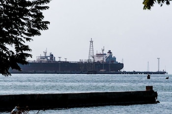 Un tanquero cerca del puerto venezolano de La Salina, operado por la empresa estatal PDVSA, en Maracaibo (REUTERS/Isaac Urrutia)