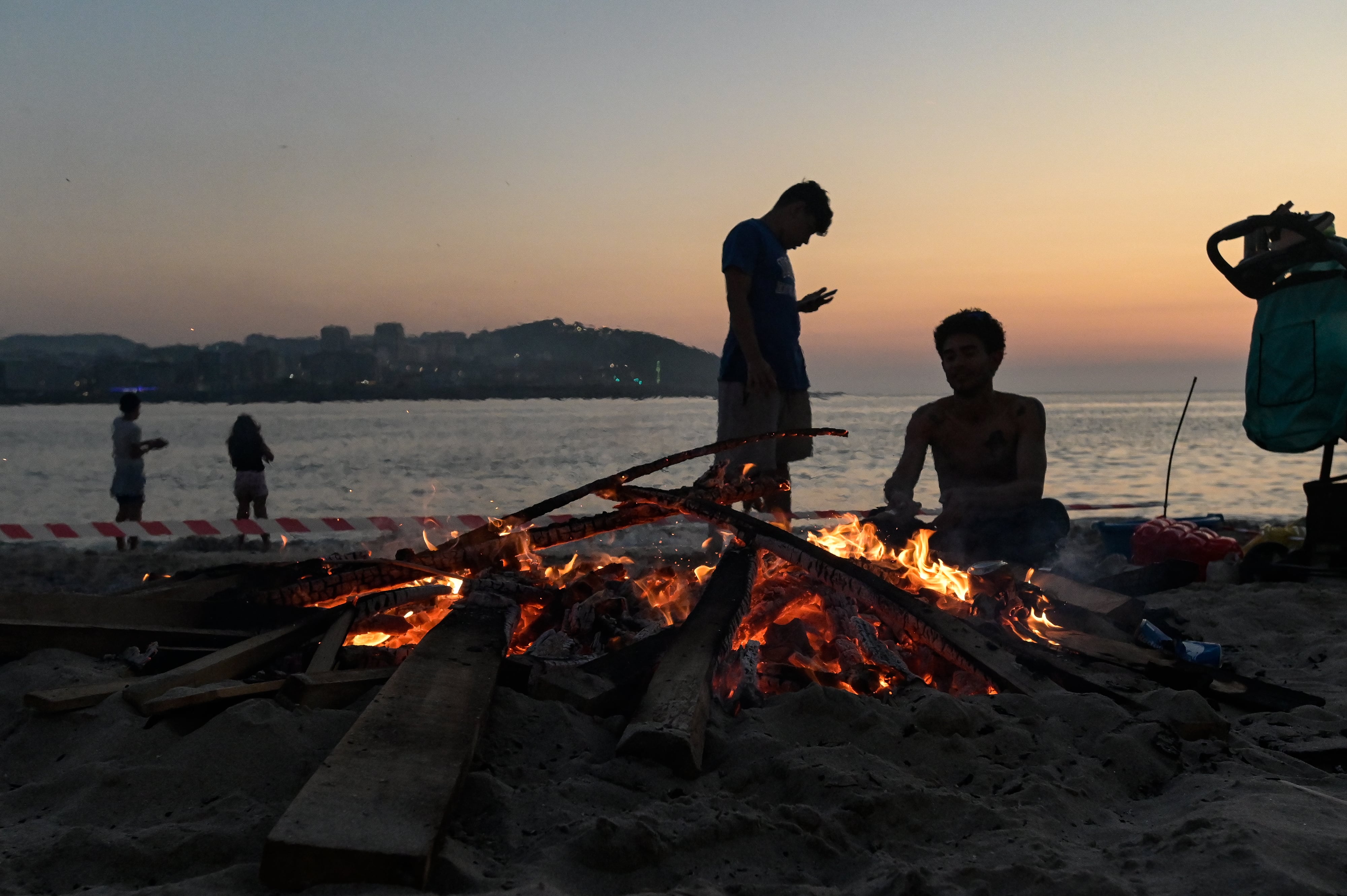 Una hoguera durante la Noche de San Juan, en la playa de Riazor, en A Coruña. (M. Dylan / Europa Press)
