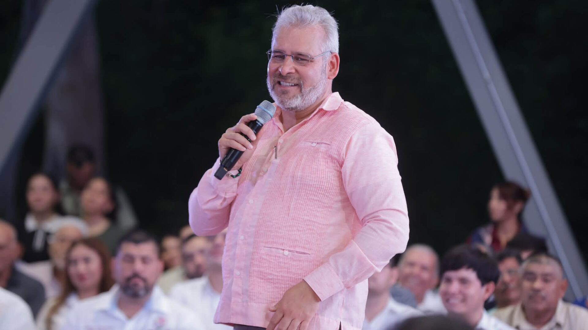 Alfredo Bedolla se dirige a una audiencia con un micrófono en la mano para hablar sobre seguridad en Michoacán. (ARBedolla)