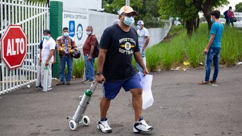 Un hombre saca un tanque