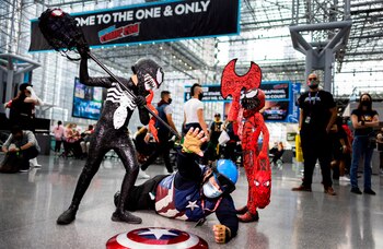 Asistentes a la Comic-Co de Nueva York disfrutan el evento en el Centro de Convenciones Jacob K. Javits, de Nueva York, este 7 de octubre de 2021. EFE/Justin Lane