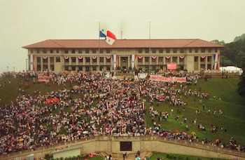 El 31 de diciembre de 1999 los panameños celebraron en la antigua Zona del Canal la reversión a Panamá de la vía interoceánica.