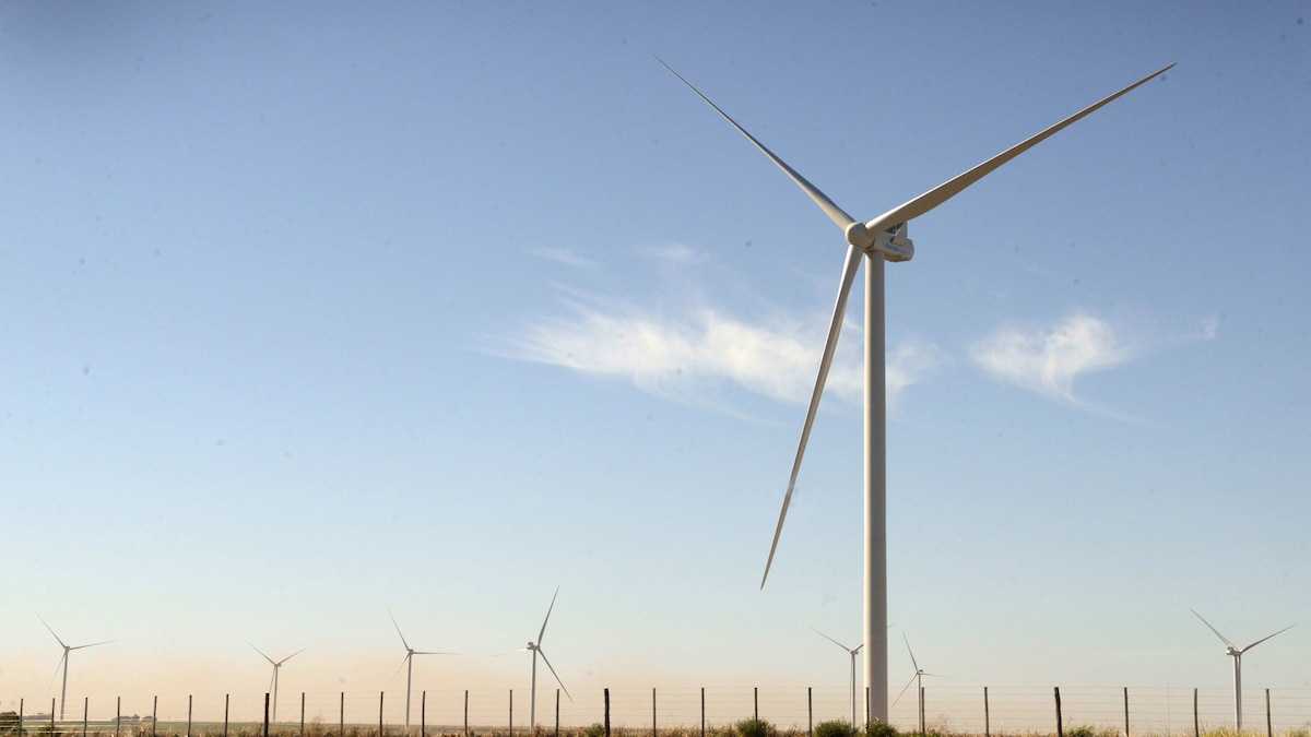 Paneles solares y aerogeneradores sobre paisaje argentino