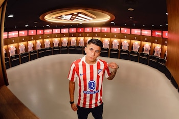 Thiago Almada con la camiseta
