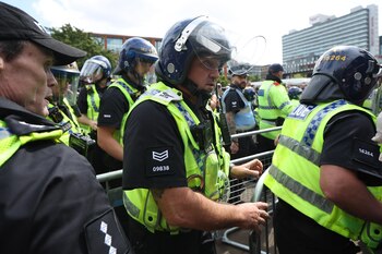 La policía trata de contener a los manifestantes en Manchester (EFE)