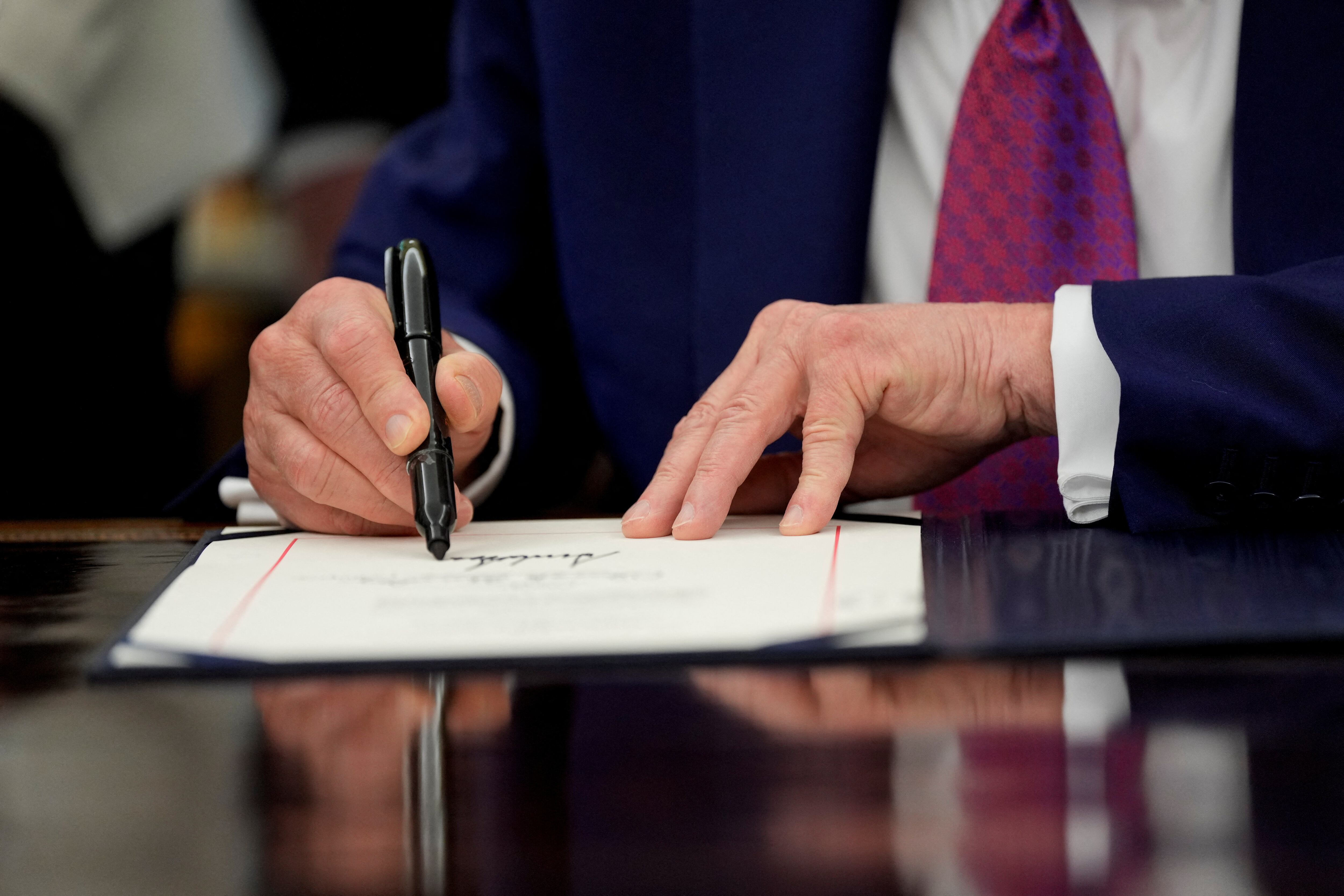 El presidente de Estados Unidos, Donald Trump, firmó este viernes una orden ejecutiva que crea el primer programa nacional de autodeportación voluntaria para migrantes irregulares (REUTERS/Kent Nishimura)