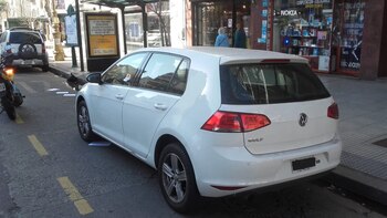 Un auto mal estacionado. Desde