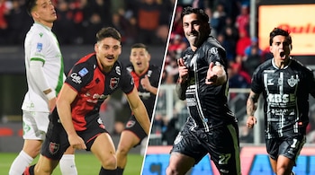 Composición dividida en dos partes que muestra a futbolistas con uniforme rojo y negro a la izquierda y con uniforme negro a la derecha.