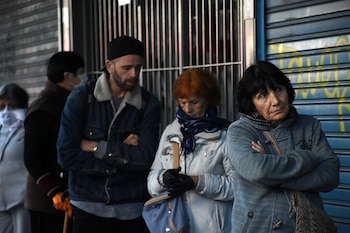 Las filas en los bancos