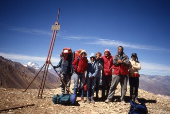 Aguirre-Urrieta con su equipo de