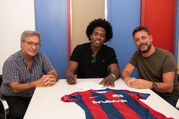 Sánchez firmó su contrato con