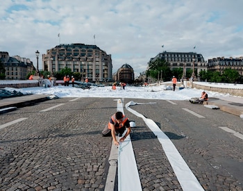 Desde el lunes y hasta el 28 de junio, los visitantes pueden cruzar el renovado Pont Neuf a través de una caverna donde la iluminación tenue y una banda sonora ambiental
