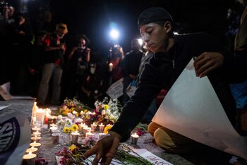 Un migrante deposita flores durante