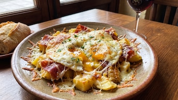 Cómo hacer huevos rotos con parmesano: la receta clásica española con un toque de queso italiano