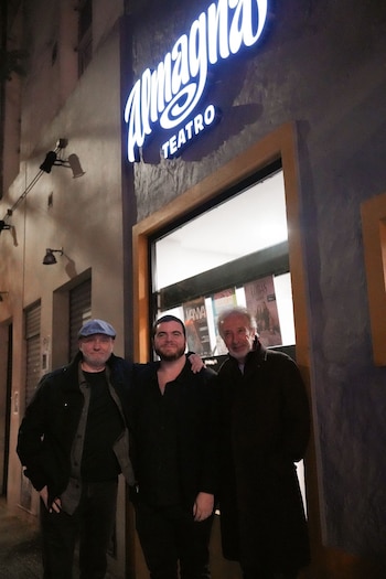 Tres hombres, Juan José Campanella, Gastón Cocchiarale y Eduardo Blanco, posan frente a la entrada de un teatro con el cartel luminoso "Almagna TEATRO"