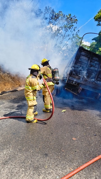 El Cuerpo de Bomberos Voluntarios de Barrancabermeja desplegó dos máquinas y cinco unidades para controlar las llamas del tractocamión - crédito @BomberoBarranca / X