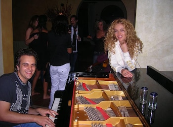 En los 90, Paulina Rubio comenzó una carrera en solitario que prospera hasta el día de hoy.
