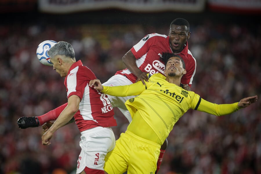 Una jugada disputada en el mediocampo durante el empate entre Peñarol y Santa Fe-crédito Cristian Bayona/Colprensa