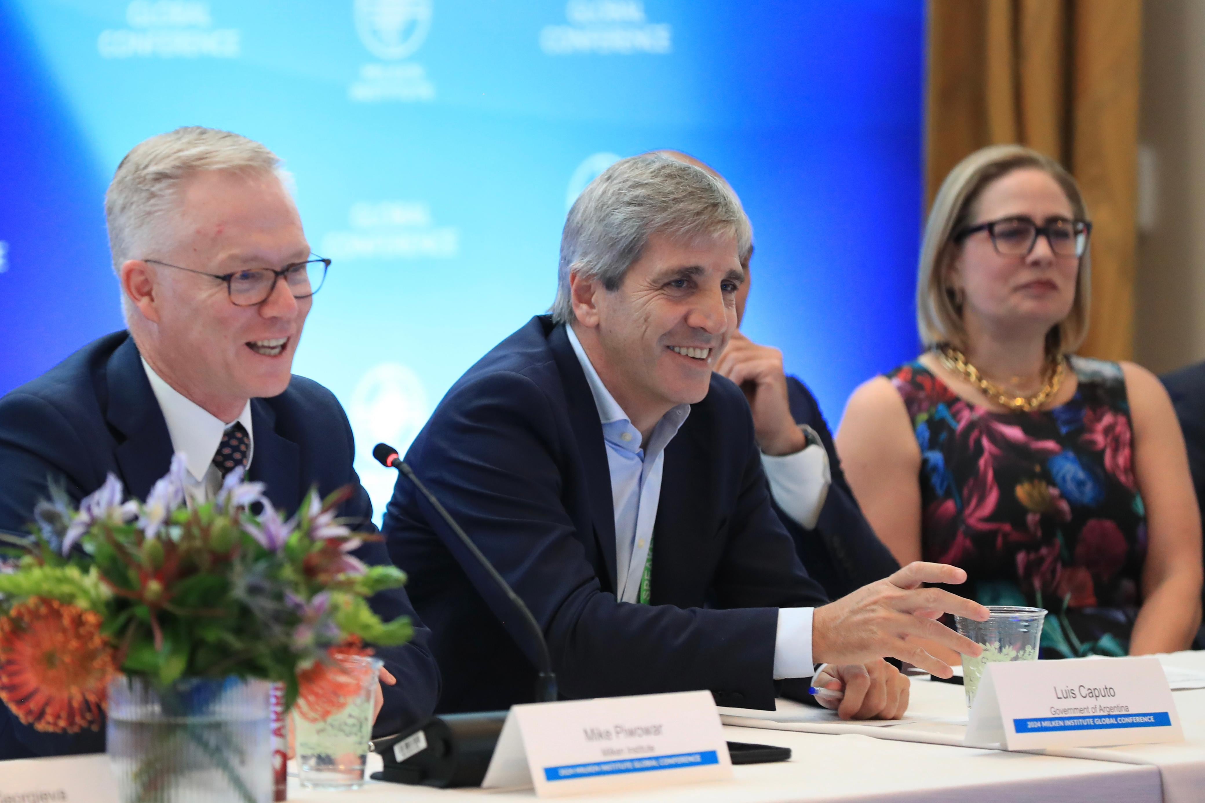 El ministro de Economía, Luis Caputo, participó de la Conferencia Anual del Instituto Milken en 2024 junto con Nicolás Posse.