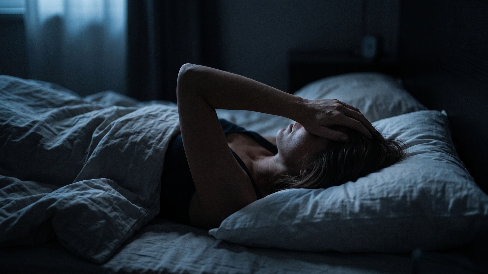 En las mujeres, la apnea del sueño puede manifestarse con cansancio diurno, insomnio, cefalea matinal, ansiedad y cambios de ánimo (Imagen Ilustrativa Infobae)
