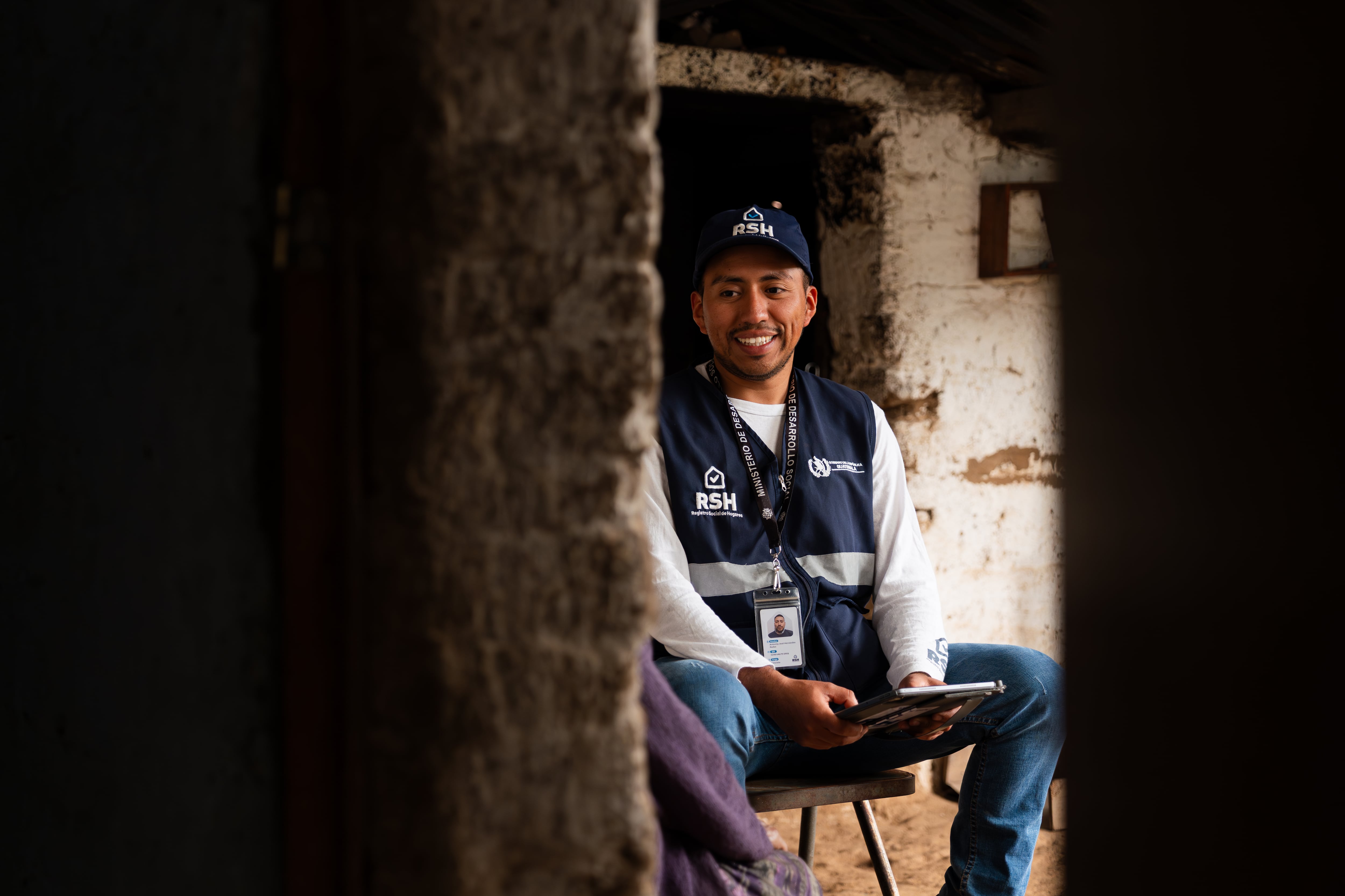 Rudy José Hernández, encuestador del Registro Social de Hogares del Ministerio de Desarrollo Social de Guatemala, posa con una tableta. (Ministerio de Desarrollo Social)