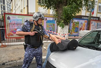 Un miembro de la Guardia Nacional de Rusia participa en un simulacro antiterrorista antes del inicio del nuevo año escolar en Rostov del Don, Rusia (REUTERS/Sergey Pivovarov)