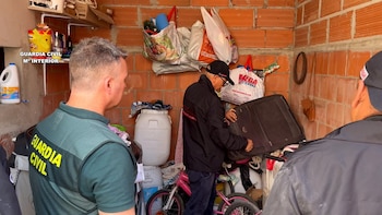 Durante el operativo realizado en Colombia, las autoridades allanaron la vivienda del señalado y recopilaron elementos clave para avanzar en la investigación del crimen ocurrido en España - crédito Guardia Cívil de España