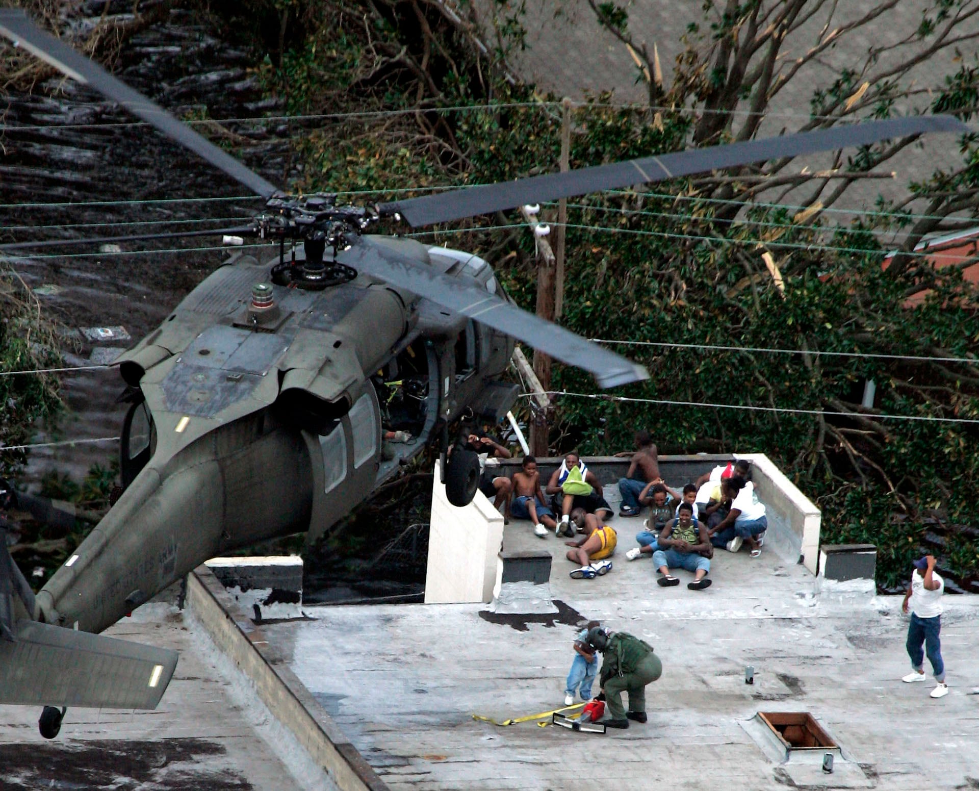 Katrina dejó 1.353 muertes confirmadas, más de 275.000 viviendas dañadas o destruidas y más de 250.000 personas desplazadas en los estados del Golfo (AP Photo/David J. Phillip, Pool, File)