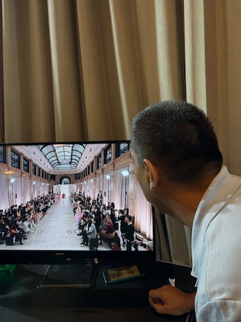 Un hombre mira atentamente la