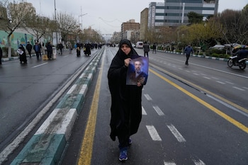 Una mujer porta un cartel del líder supremo iraní, el ayatolá Mojtaba Khamenei, durante la manifestación anual del Día de Al-Quds, o Día de Jerusalén, en apoyo a los palestinos en Teherán, Irán, el viernes 13 de marzo de 2026 (AP/Vahid Salemi)